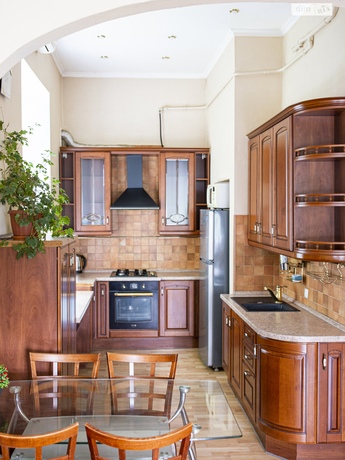 трикімнатна квартира в Києві, район Центр, на вул. Євгена Чикаленка 12А в оренду на короткий термін подобово фото 1