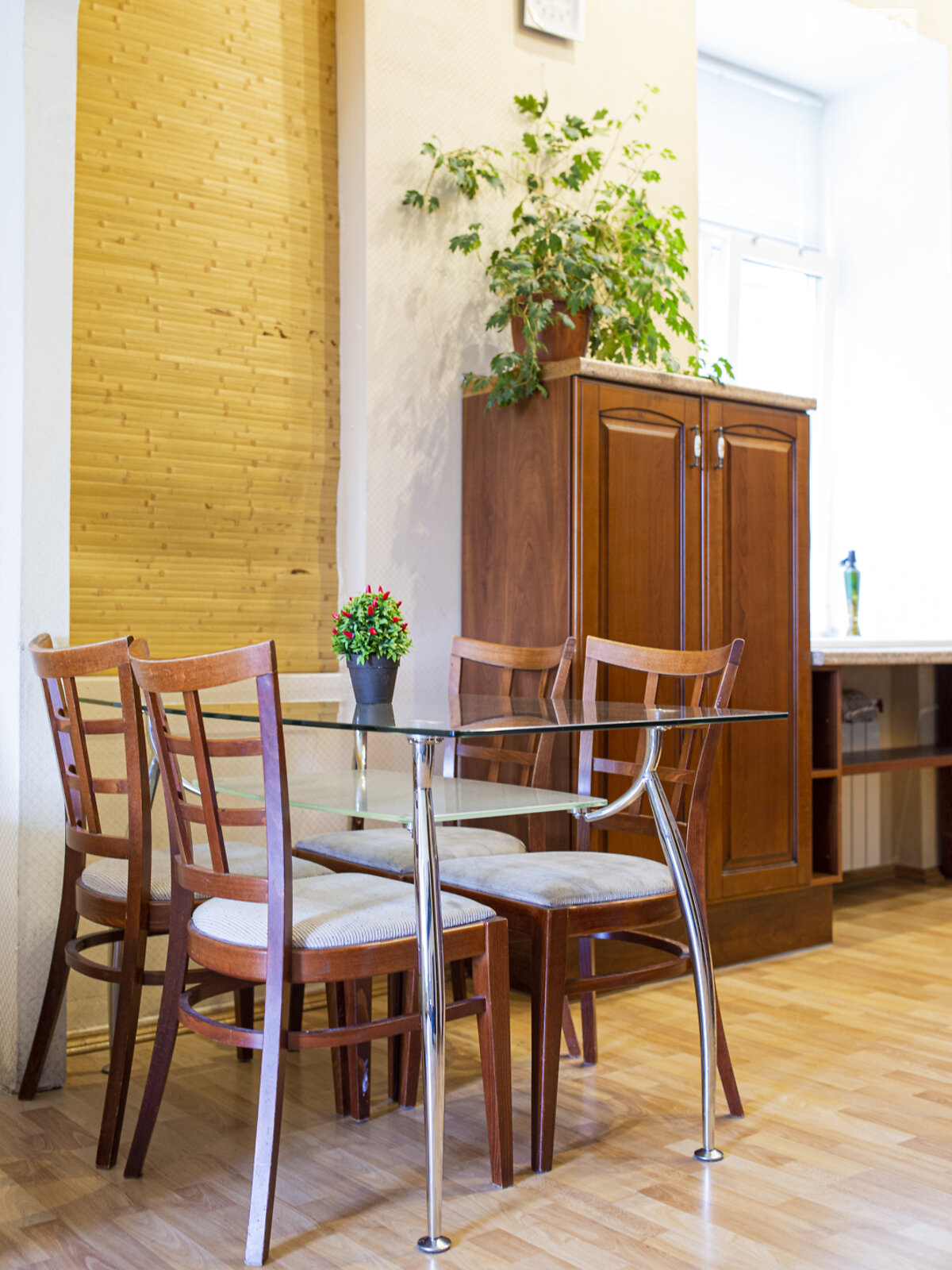 трикімнатна квартира в Києві, район Центр, на вул. Євгена Чикаленка 12А в оренду на короткий термін подобово фото 1