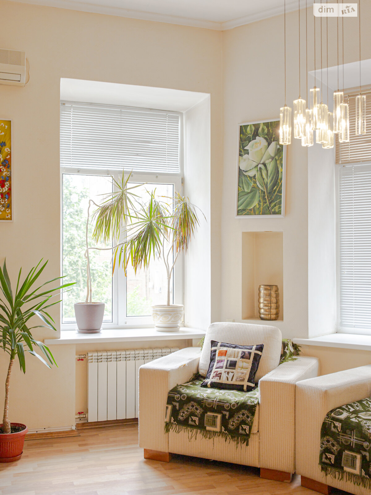 трикімнатна квартира в Києві, район Центр, на вул. Євгена Чикаленка 12А в оренду на короткий термін подобово фото 1