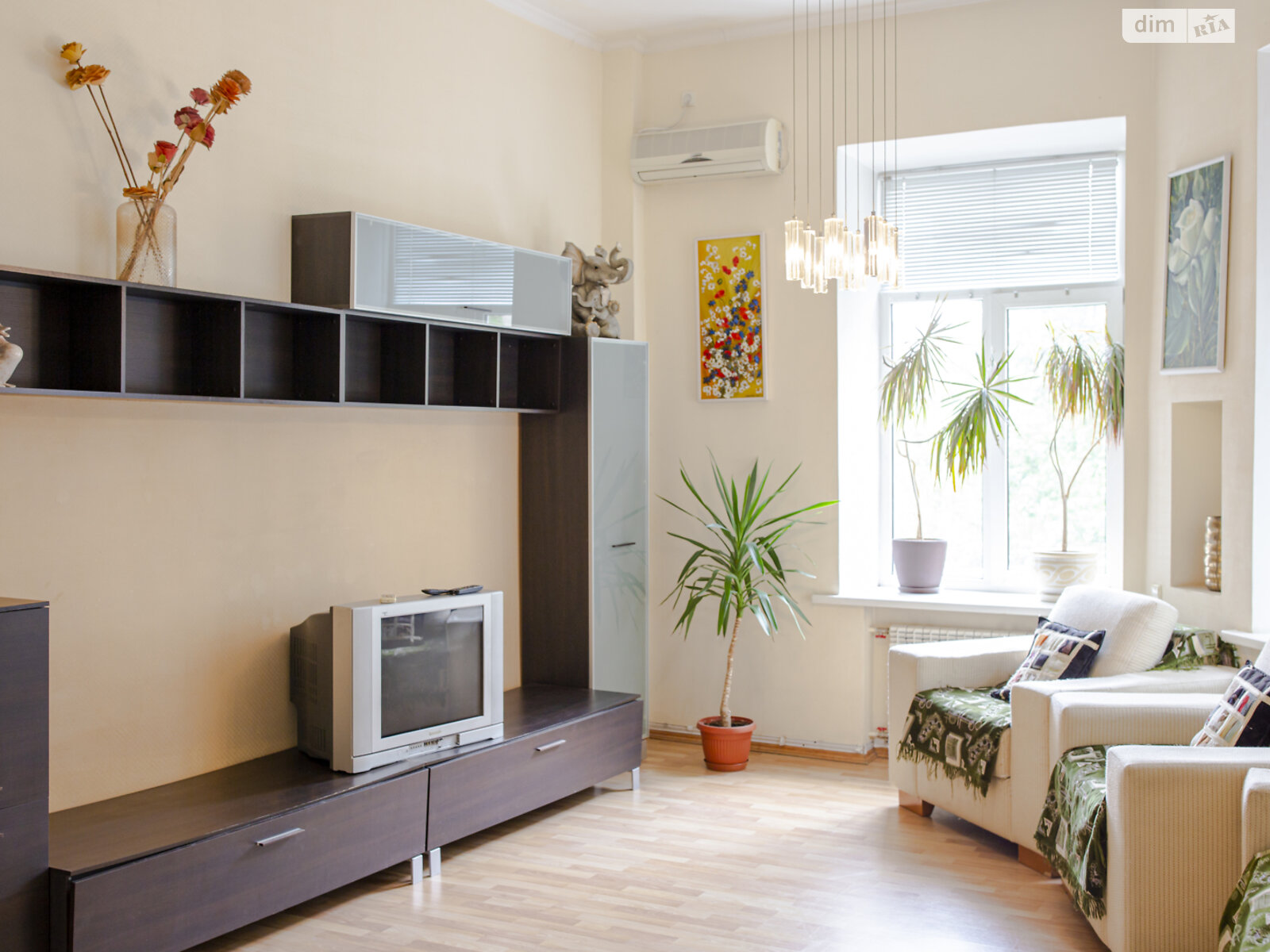 трикімнатна квартира в Києві, район Центр, на вул. Євгена Чикаленка 12А в оренду на короткий термін подобово фото 1