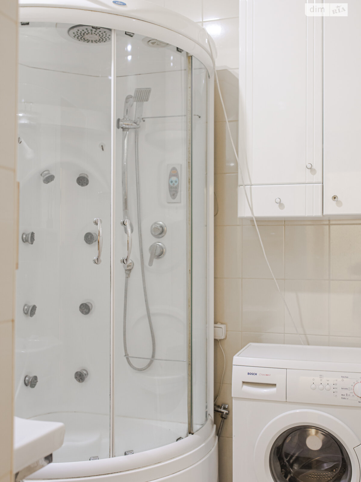 трикімнатна квартира в Києві, район Центр, на вул. Євгена Чикаленка 12А в оренду на короткий термін подобово фото 1