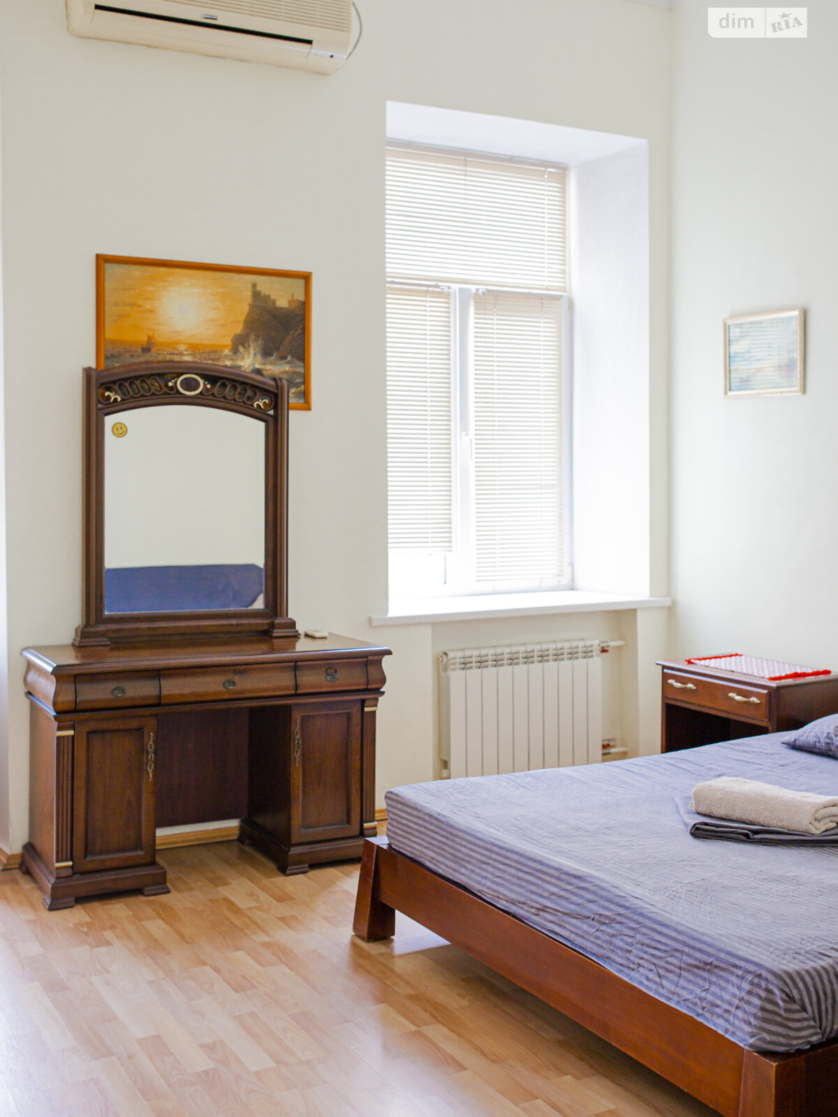 трикімнатна квартира в Києві, район Центр, на вул. Євгена Чикаленка 12А в оренду на короткий термін подобово фото 1