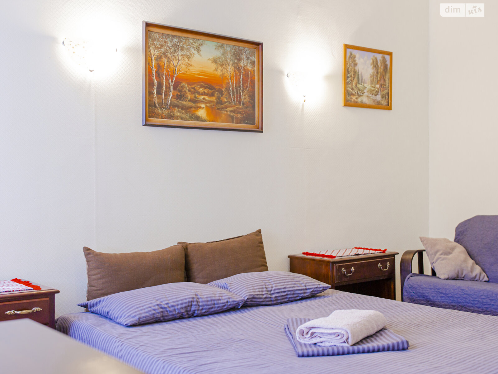 трикімнатна квартира в Києві, район Центр, на вул. Євгена Чикаленка 12А в оренду на короткий термін подобово фото 1