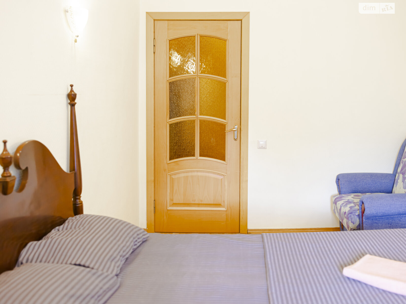 трикімнатна квартира в Києві, район Центр, на вул. Євгена Чикаленка 12А в оренду на короткий термін подобово фото 1