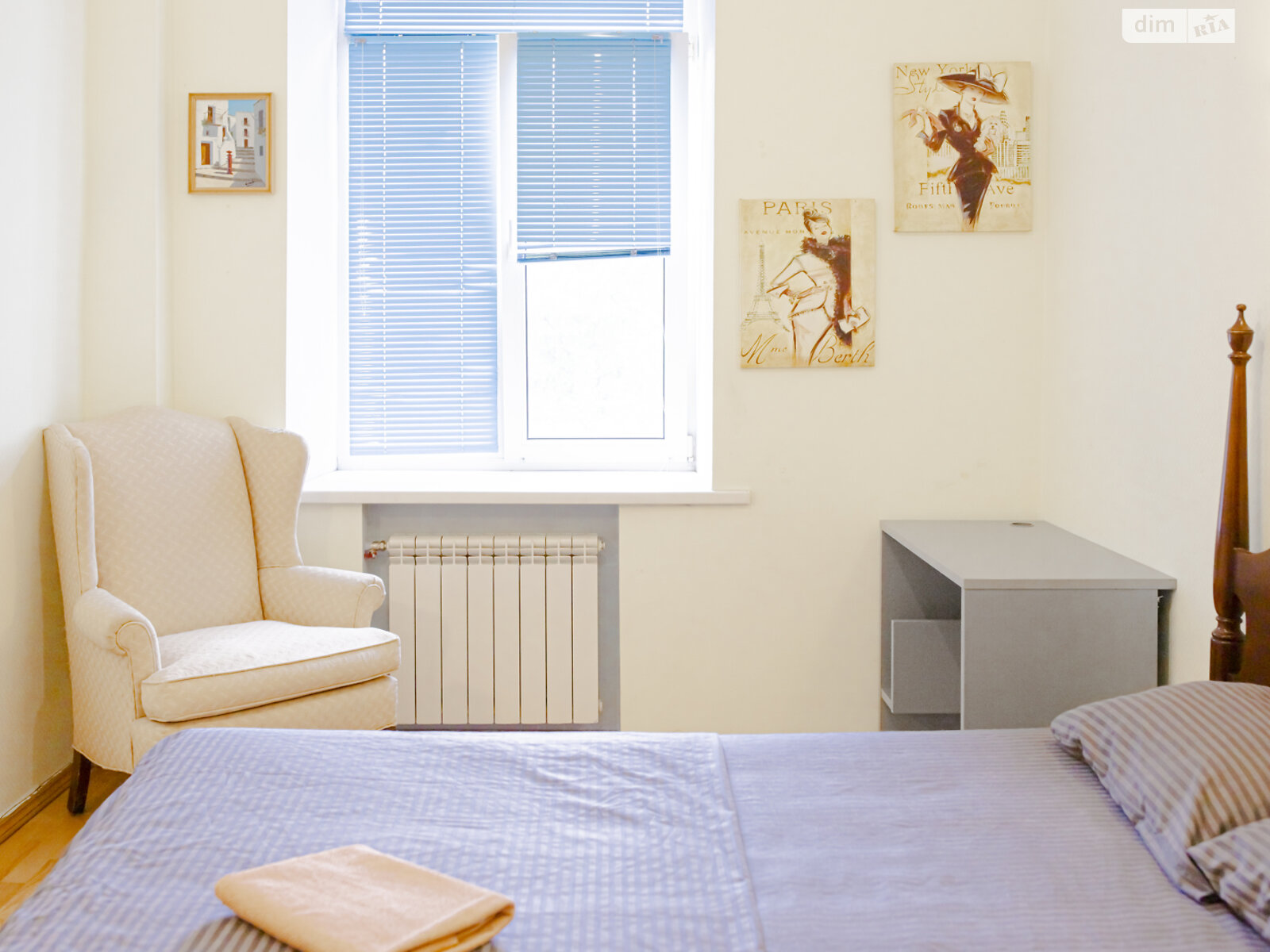 трикімнатна квартира в Києві, район Центр, на вул. Євгена Чикаленка 12А в оренду на короткий термін подобово фото 1