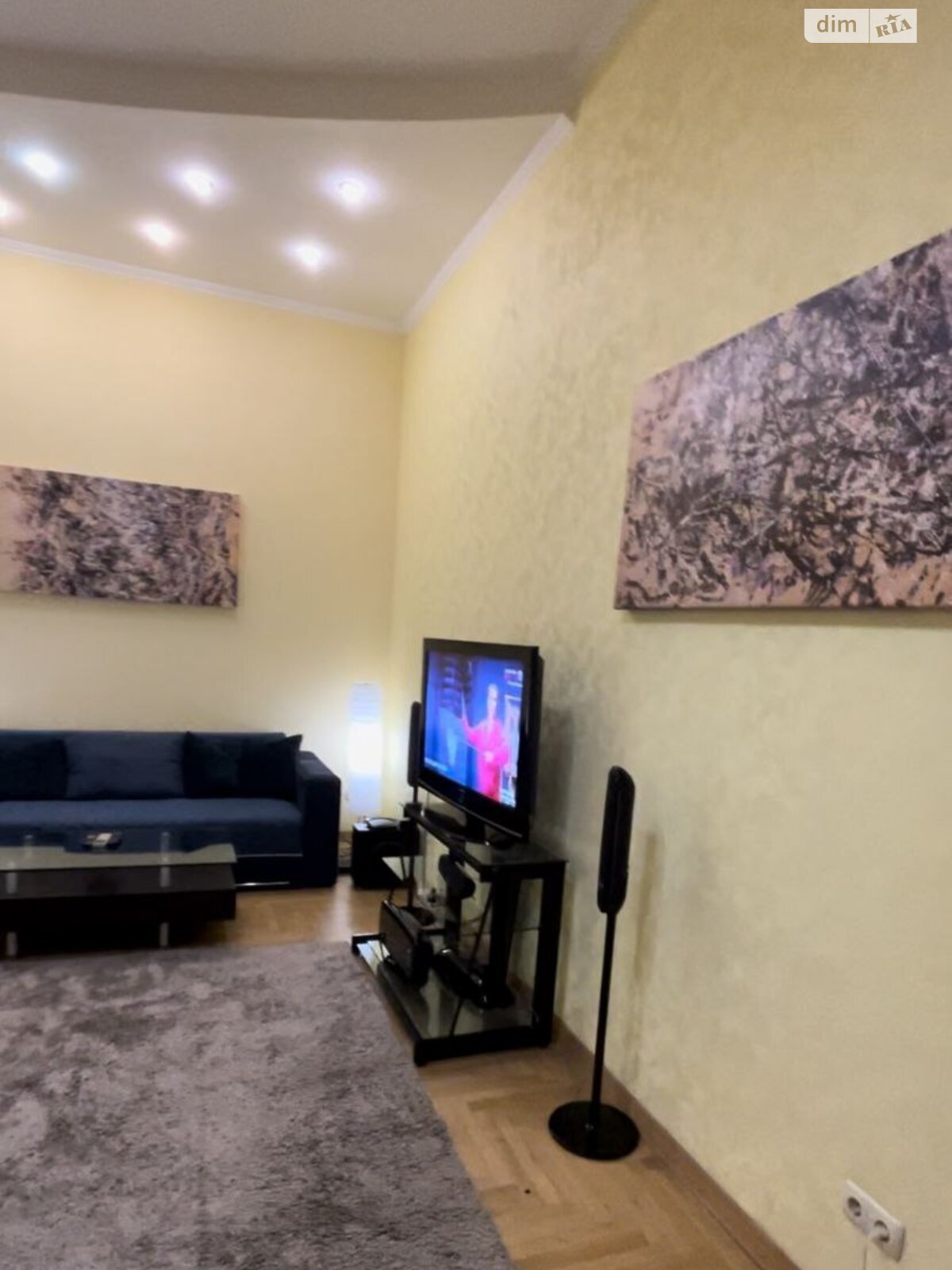 трикімнатна квартира в Києві, район Центр, на вул. Євгена Чикаленка 21 в оренду на короткий термін подобово фото 1