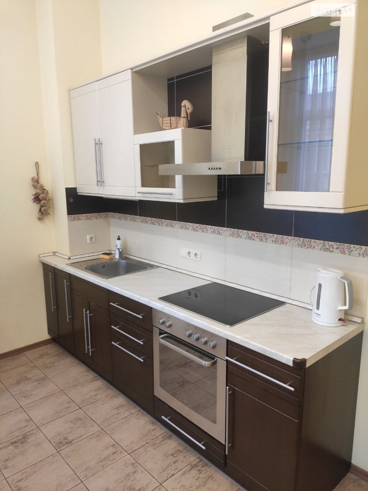 трикімнатна квартира в Києві, район Центр, на вул. Євгена Чикаленка 21 в оренду на короткий термін подобово фото 1