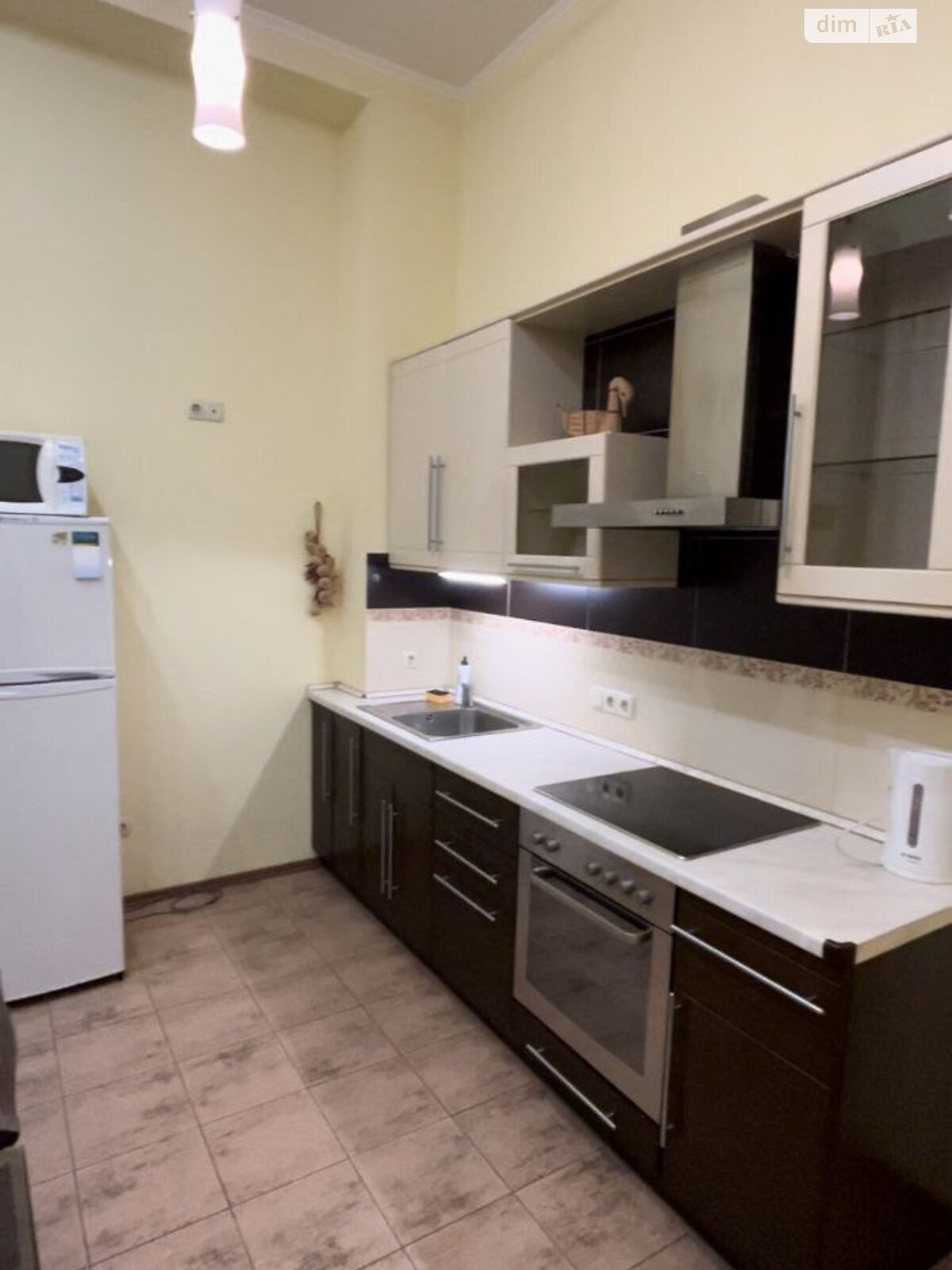 трикімнатна квартира в Києві, район Центр, на вул. Євгена Чикаленка 21 в оренду на короткий термін подобово фото 1