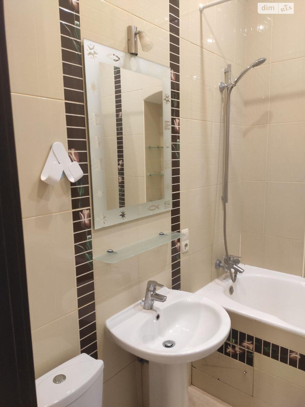 трикімнатна квартира в Києві, район Центр, на вул. Євгена Чикаленка 21 в оренду на короткий термін подобово фото 1