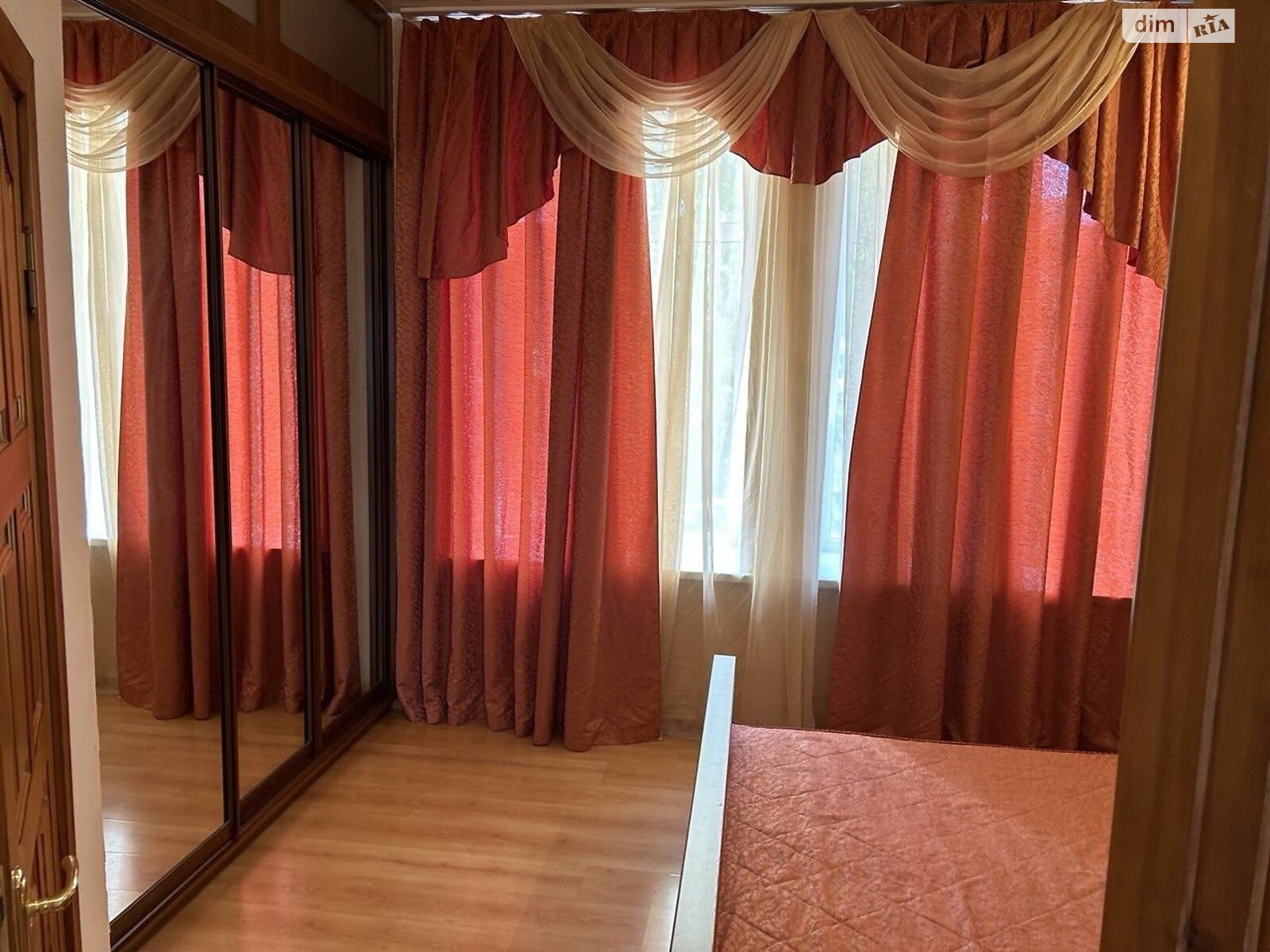 трикімнатна квартира в Києві, район Центр, на вул. Костельна 6 в оренду на короткий термін подобово фото 1