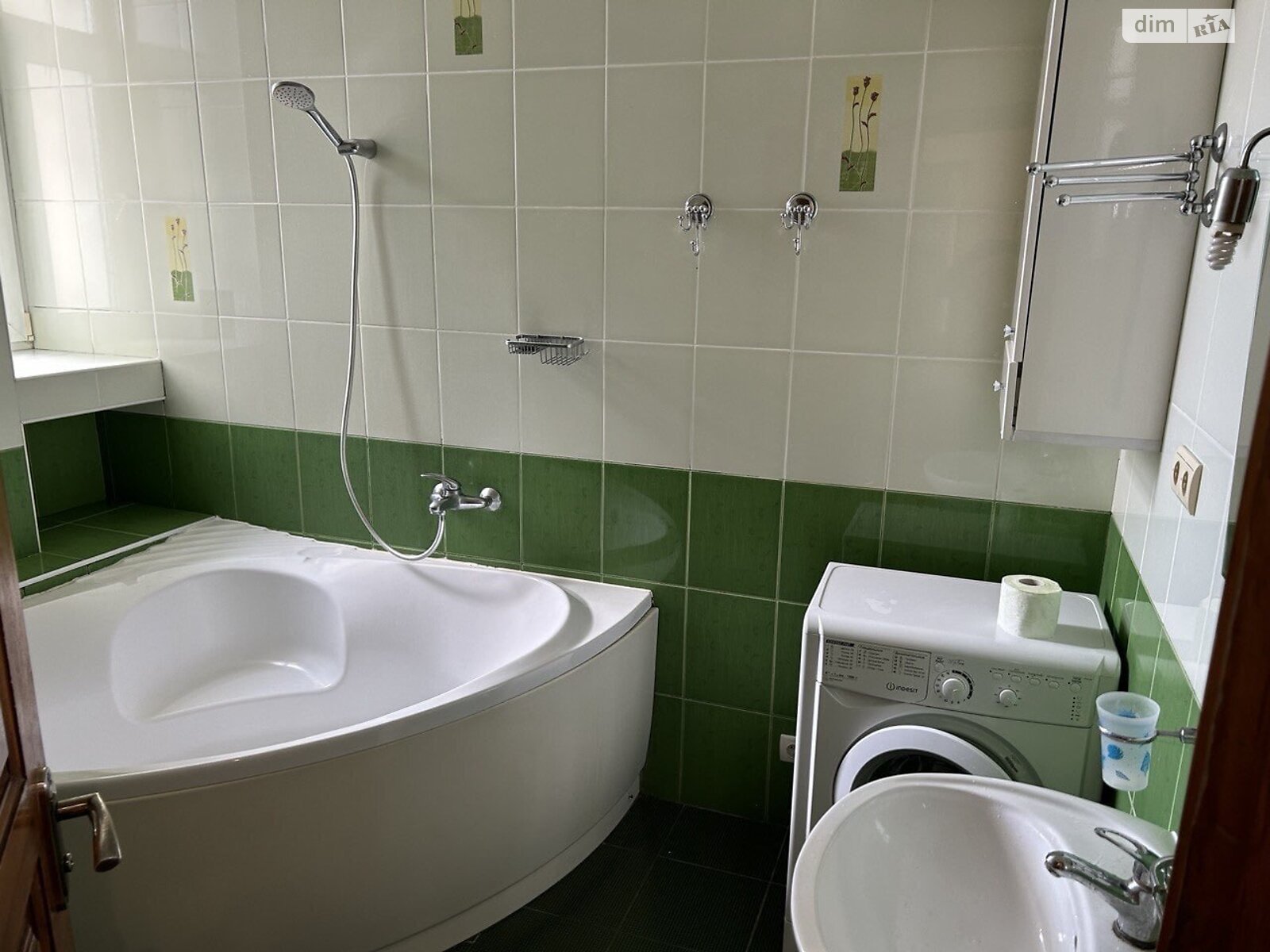 трикімнатна квартира в Києві, район Центр, на вул. Костельна 6 в оренду на короткий термін подобово фото 1