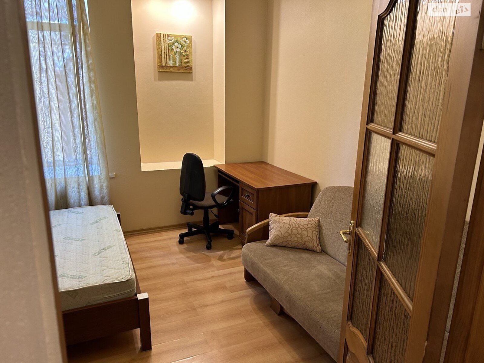 трикімнатна квартира в Києві, район Центр, на вул. Костельна 6 в оренду на короткий термін подобово фото 1