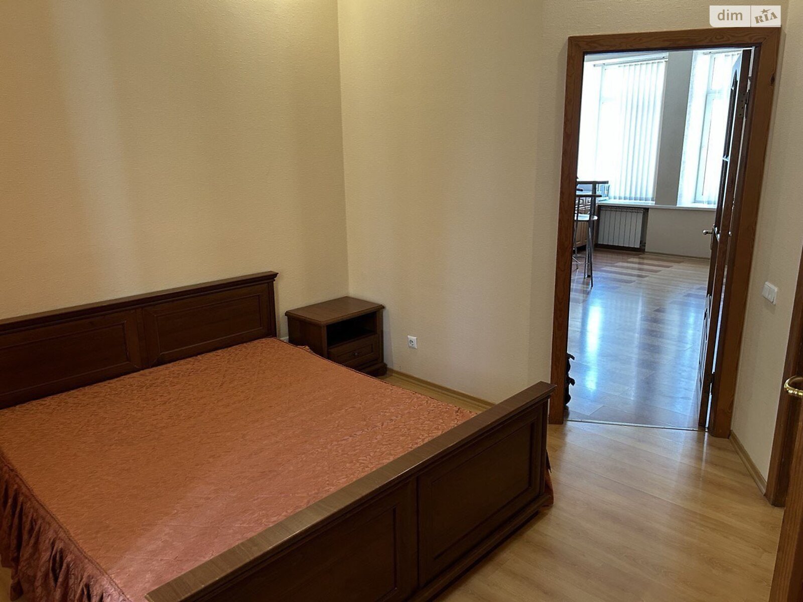 трикімнатна квартира в Києві, район Центр, на вул. Костельна 6 в оренду на короткий термін подобово фото 1