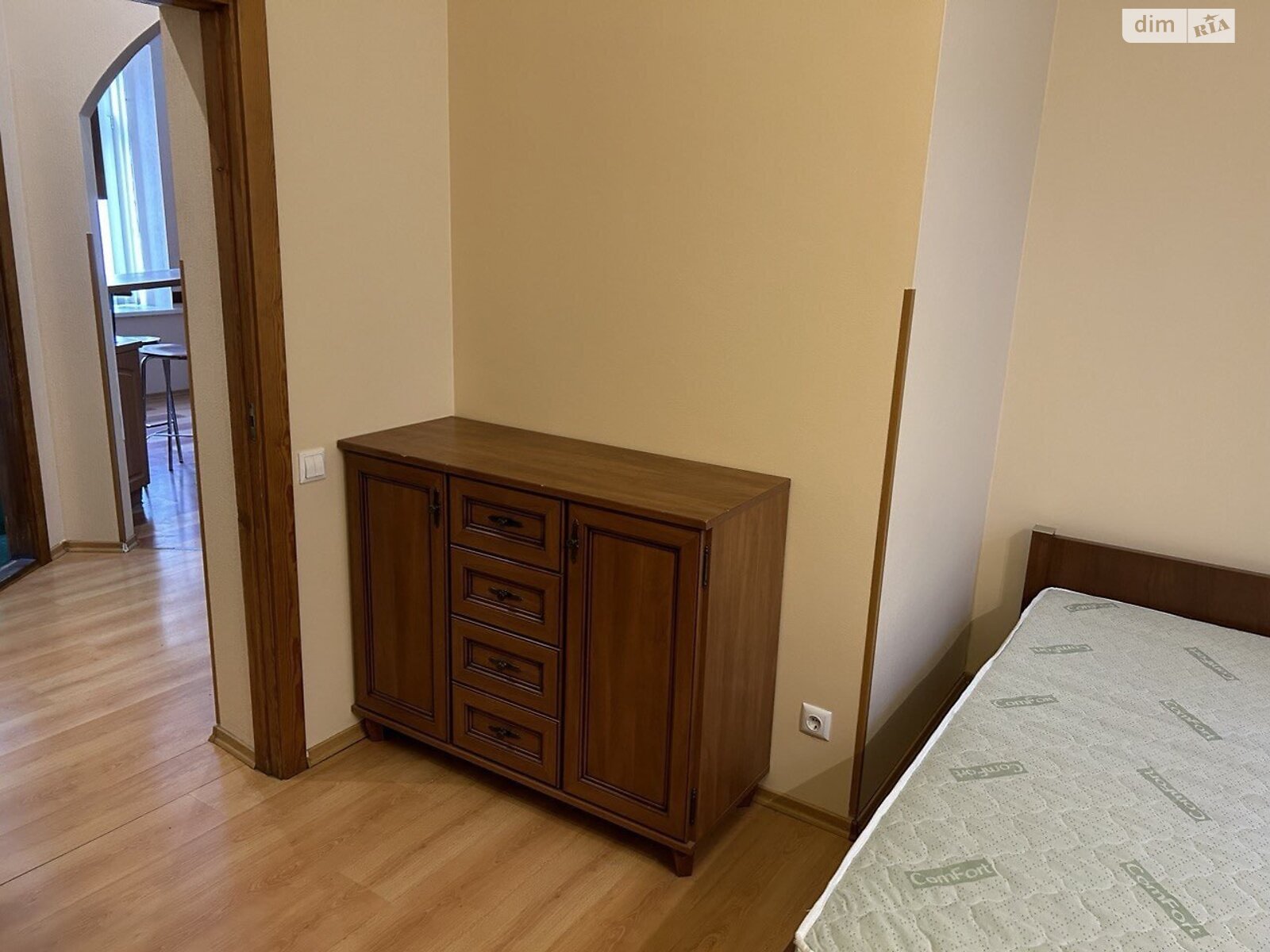 трикімнатна квартира в Києві, район Центр, на вул. Костельна 6 в оренду на короткий термін подобово фото 1