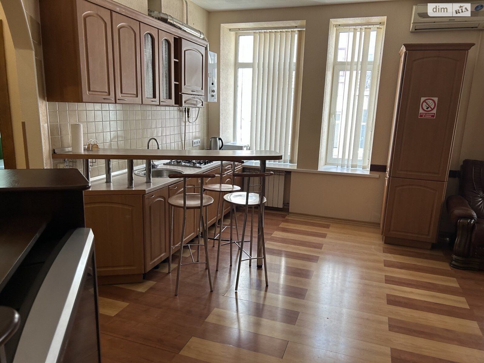 трикімнатна квартира в Києві, район Центр, на вул. Костельна 6 в оренду на короткий термін подобово фото 1