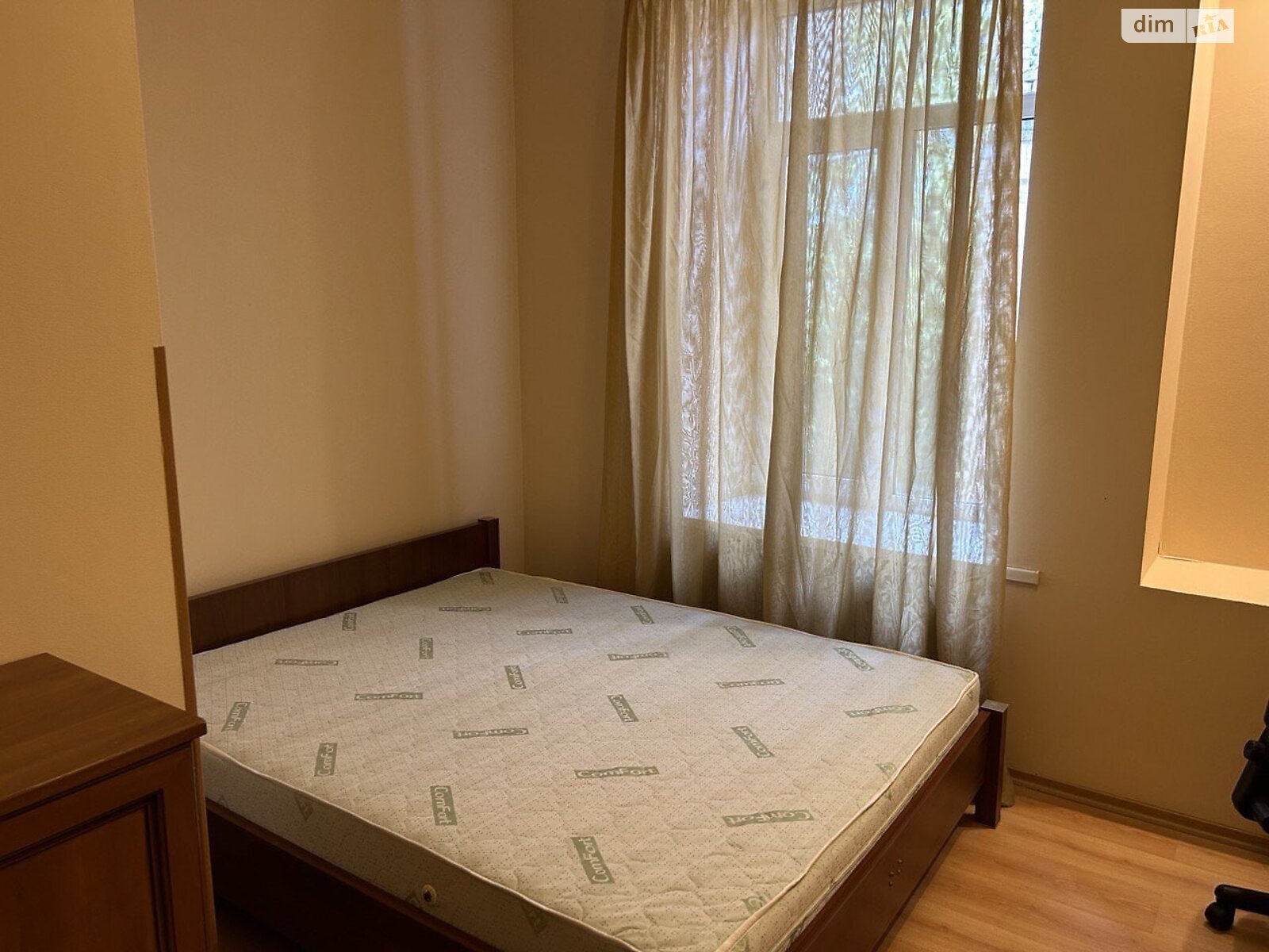 трикімнатна квартира в Києві, район Центр, на вул. Костельна 6 в оренду на короткий термін подобово фото 1