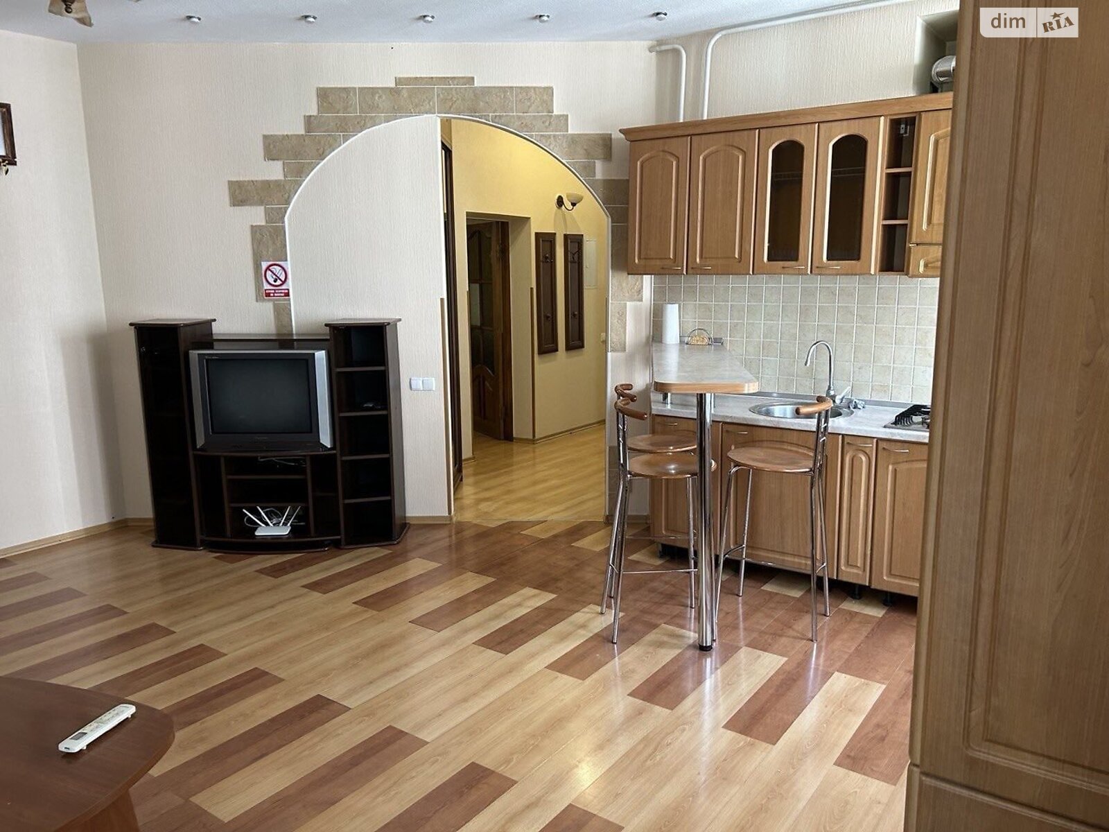 трикімнатна квартира в Києві, район Центр, на вул. Костельна 6 в оренду на короткий термін подобово фото 1