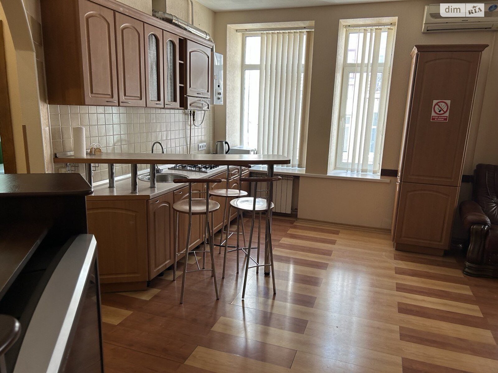 трикімнатна квартира в Києві, район Центр, на вул. Костельна 6 в оренду на короткий термін подобово фото 1