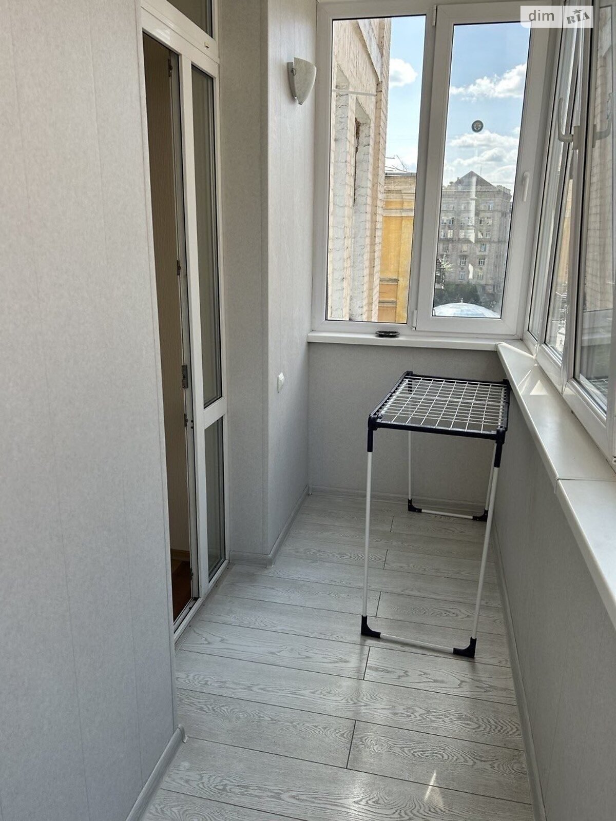 трикімнатна квартира в Києві, район Центр, на вул. Костельна 6 в оренду на короткий термін подобово фото 1