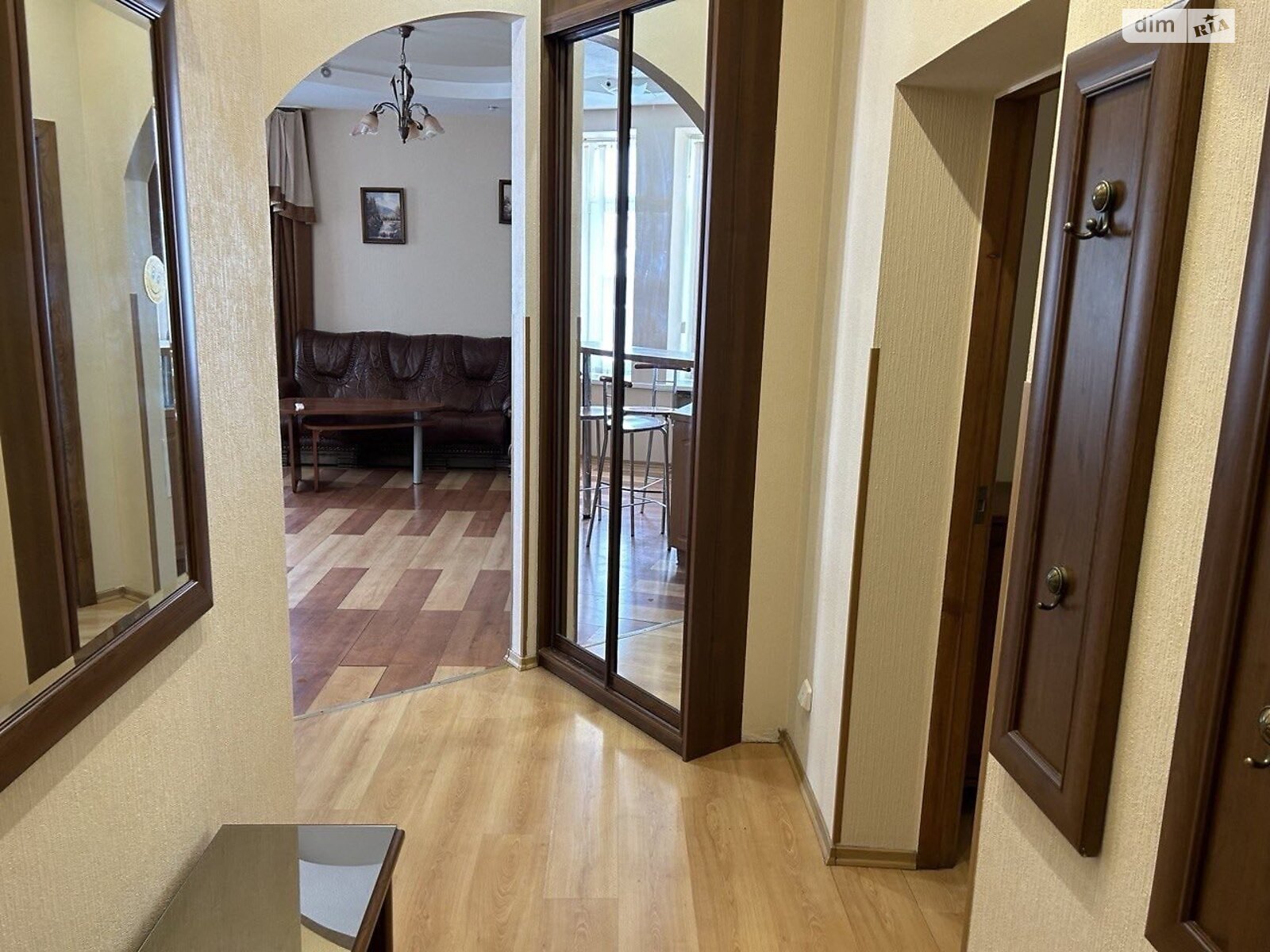 трикімнатна квартира в Києві, район Центр, на вул. Костельна 6 в оренду на короткий термін подобово фото 1