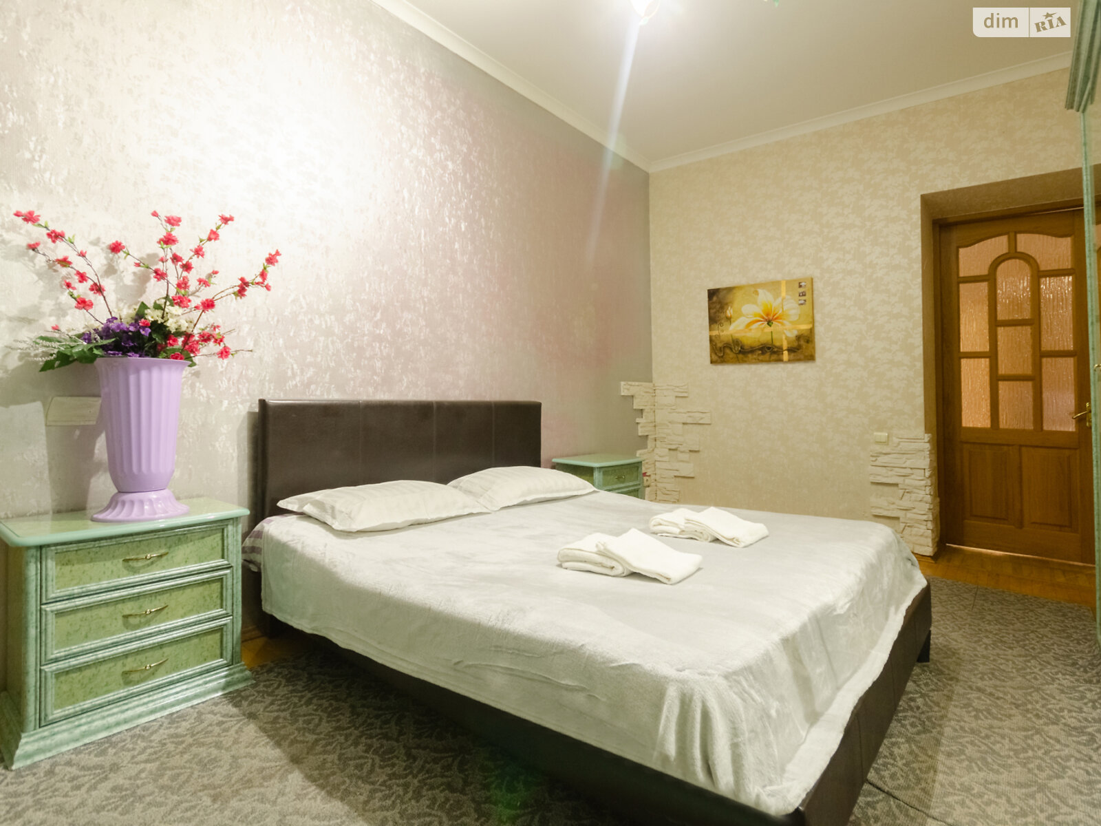 трикімнатна квартира в Києві, район Центр, на вул. Хрещатик 21 в оренду на короткий термін подобово фото 1