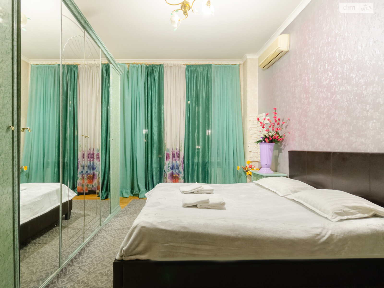 трикімнатна квартира в Києві, район Центр, на вул. Хрещатик 21 в оренду на короткий термін подобово фото 1