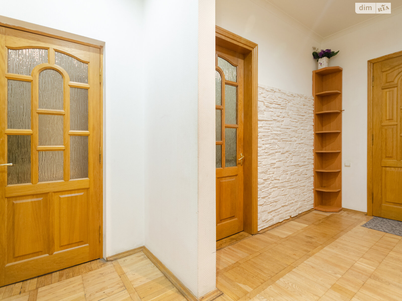 трикімнатна квартира в Києві, район Центр, на вул. Хрещатик 21 в оренду на короткий термін подобово фото 1