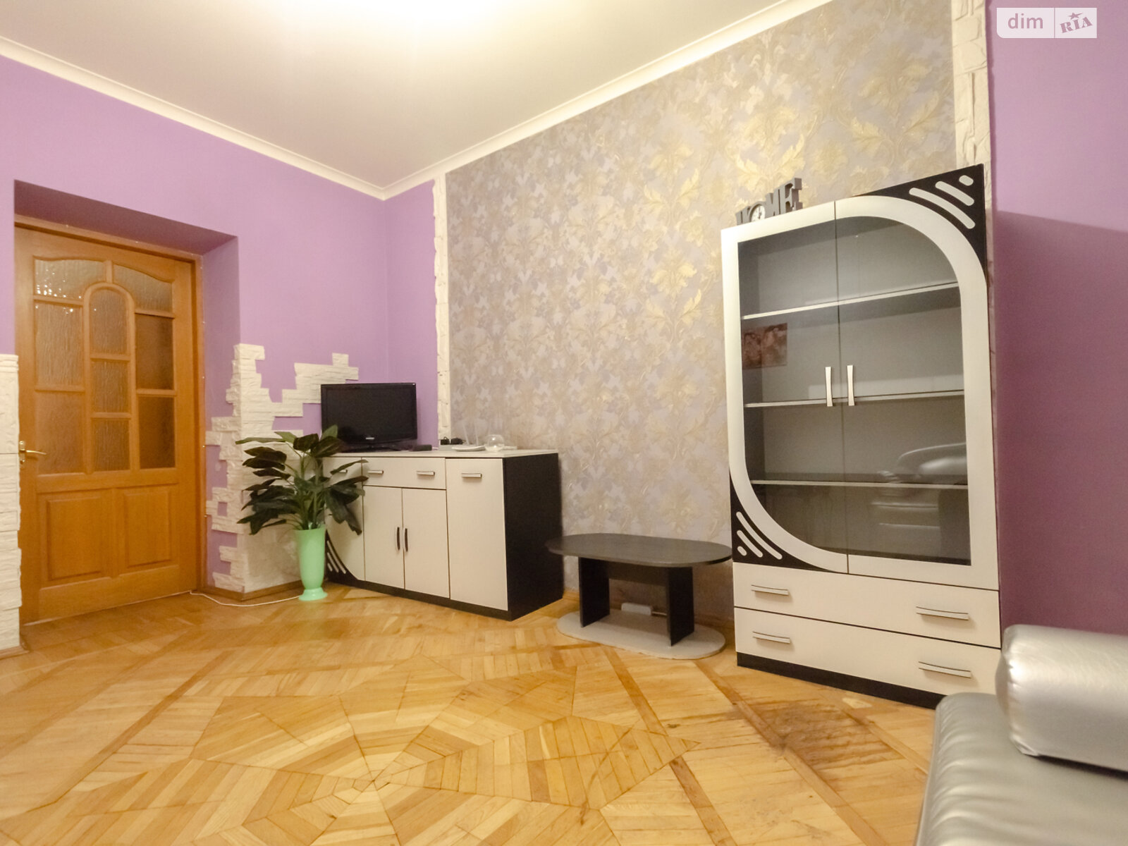 трикімнатна квартира в Києві, район Центр, на вул. Хрещатик 21 в оренду на короткий термін подобово фото 1