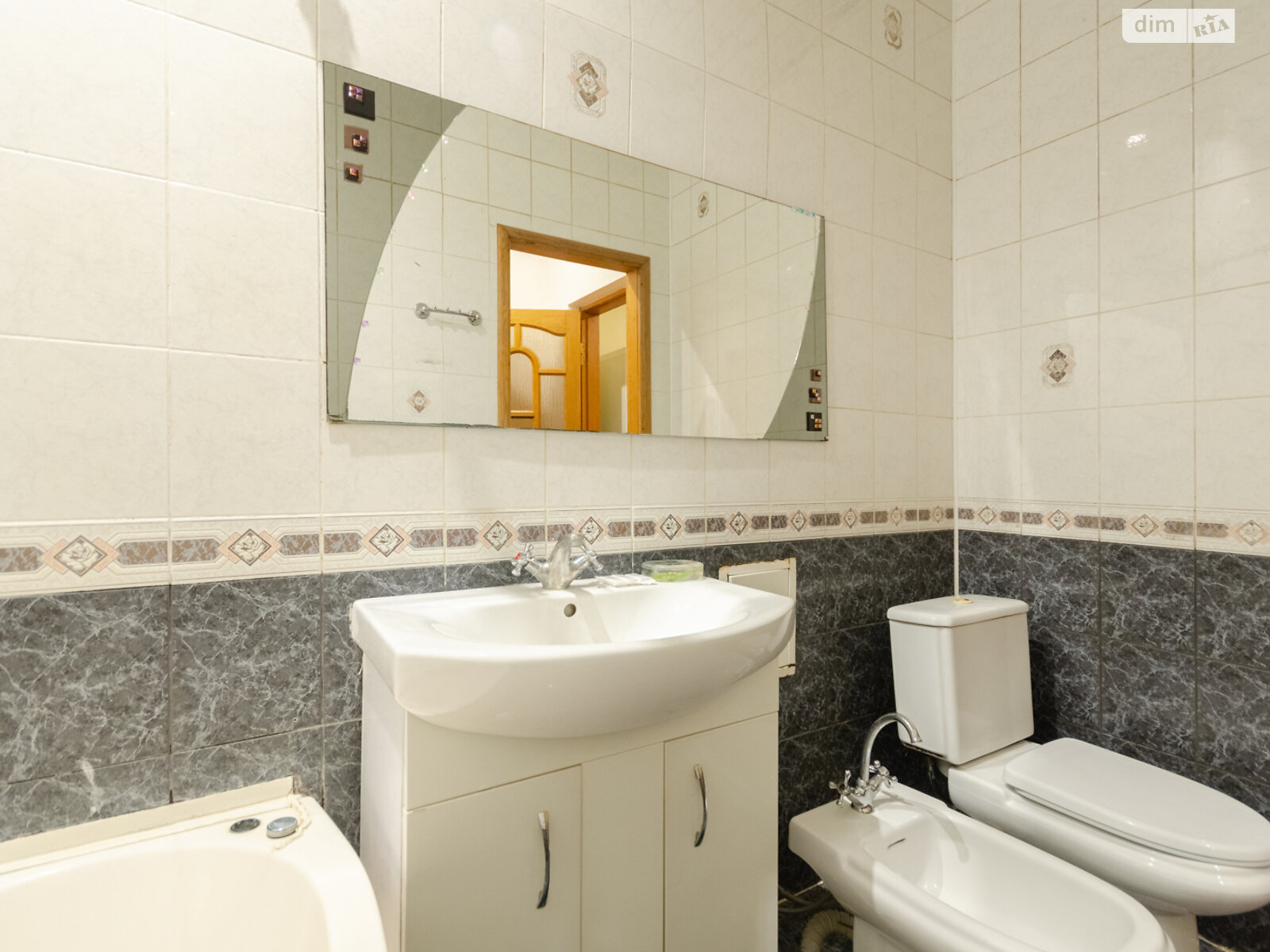 трикімнатна квартира в Києві, район Центр, на вул. Хрещатик 21 в оренду на короткий термін подобово фото 1