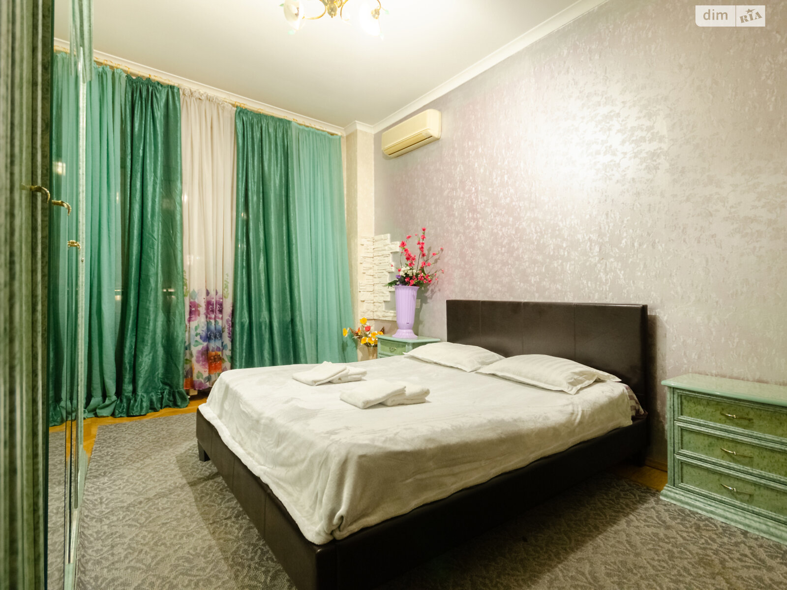 трикімнатна квартира в Києві, район Центр, на вул. Хрещатик 21 в оренду на короткий термін подобово фото 1