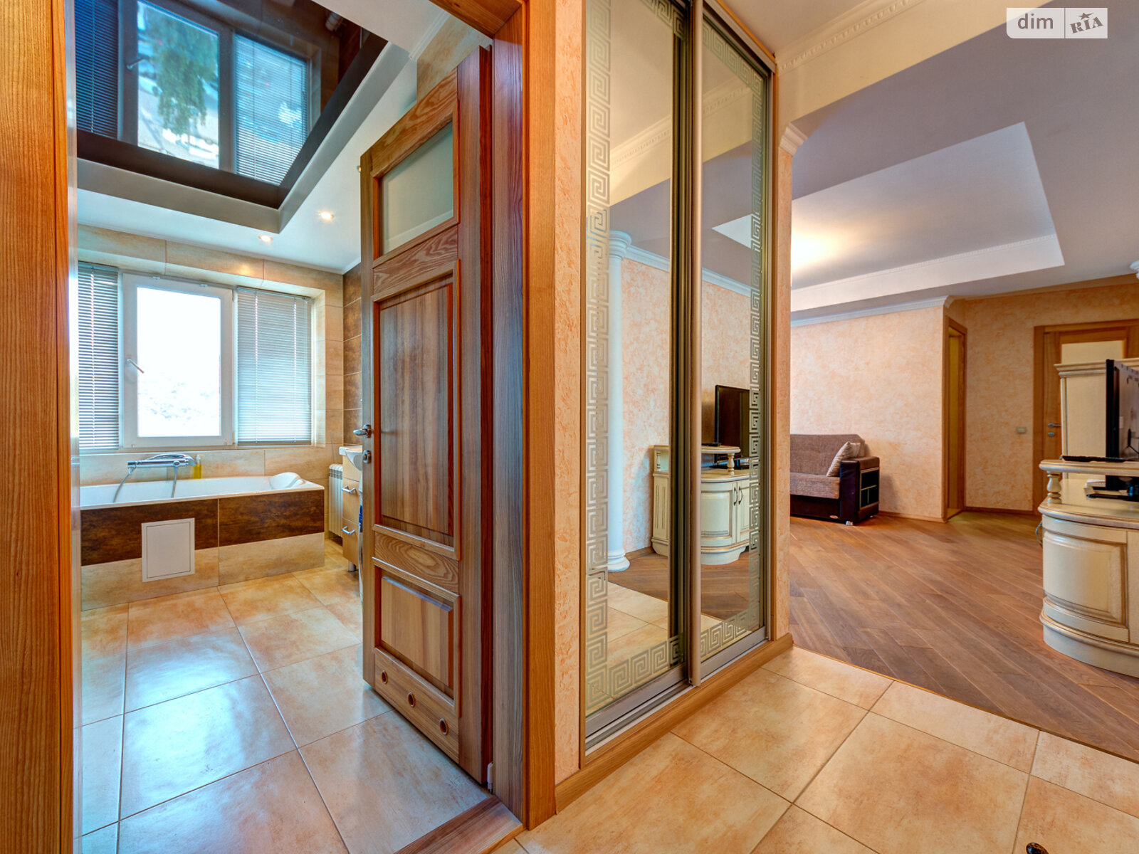 трикімнатна квартира в Києві, район Центр, на бул. Лесі Українки 2 в оренду на короткий термін подобово фото 1