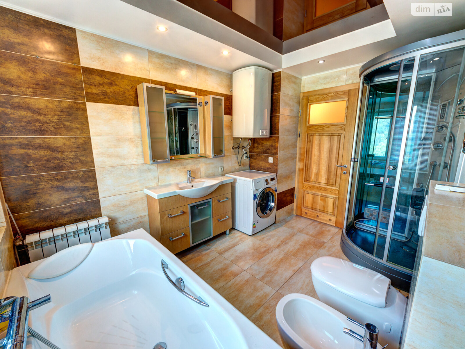 трикімнатна квартира в Києві, район Центр, на бул. Лесі Українки 2 в оренду на короткий термін подобово фото 1