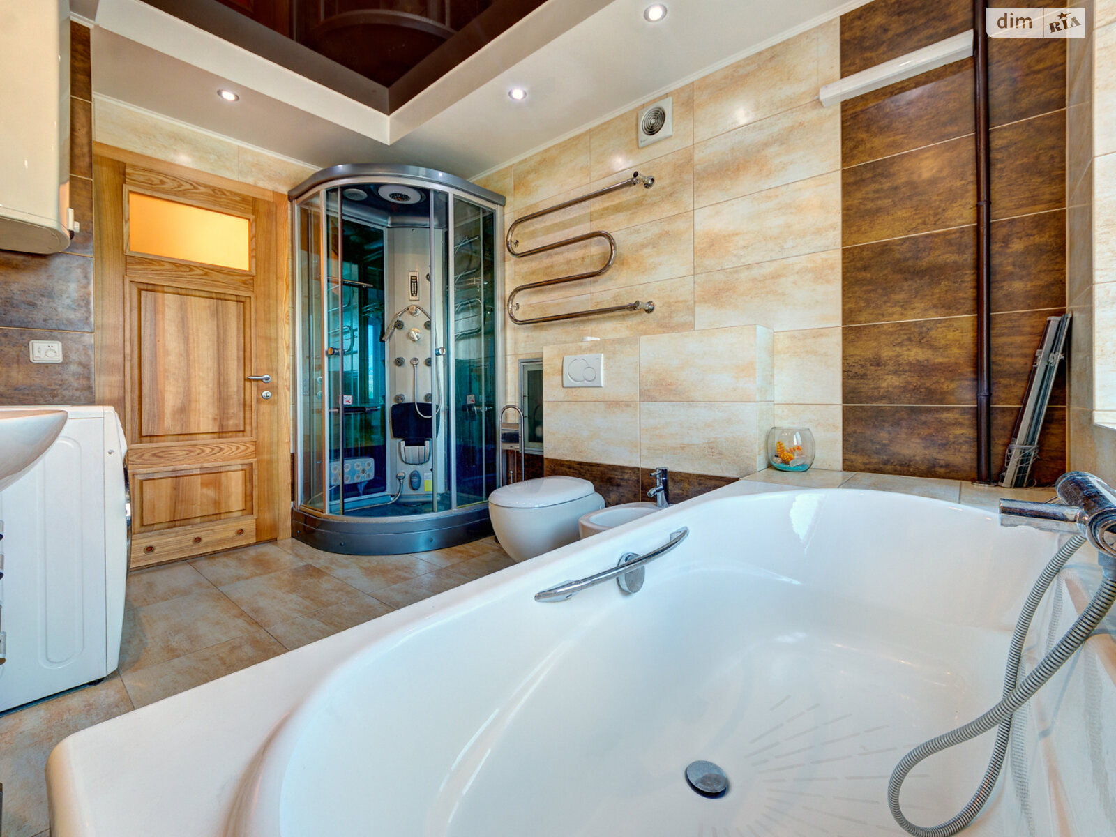 трикімнатна квартира в Києві, район Центр, на бул. Лесі Українки 2 в оренду на короткий термін подобово фото 1