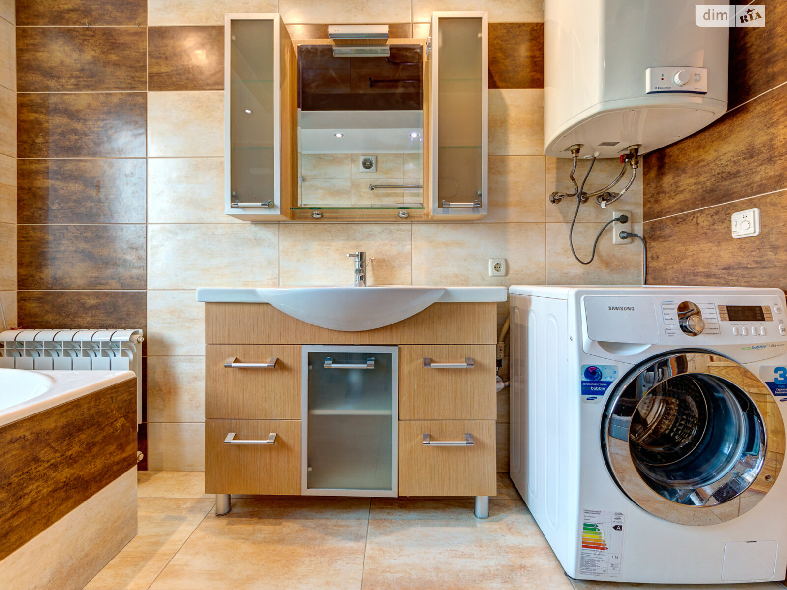 трикімнатна квартира в Києві, район Центр, на бул. Лесі Українки 2 в оренду на короткий термін подобово фото 1