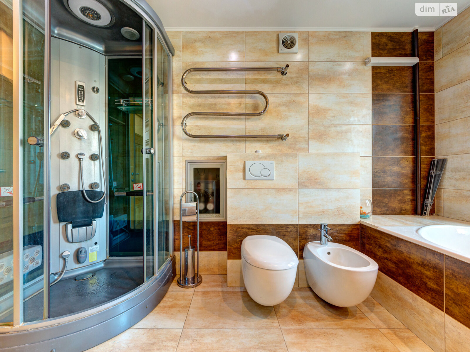 трикімнатна квартира в Києві, район Центр, на бул. Лесі Українки 2 в оренду на короткий термін подобово фото 1