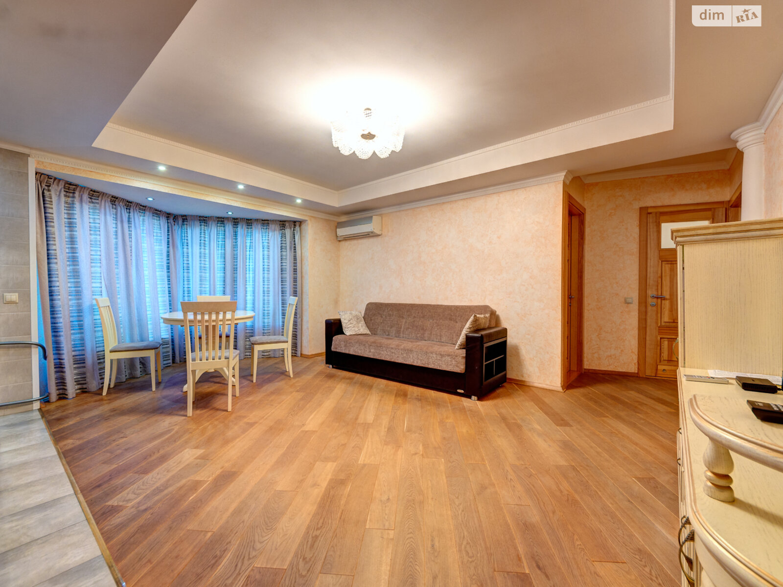 трикімнатна квартира в Києві, район Центр, на бул. Лесі Українки 2 в оренду на короткий термін подобово фото 1