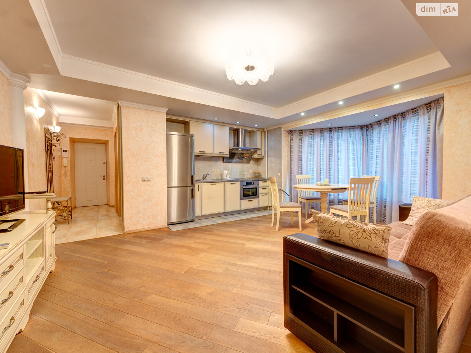 трикімнатна квартира в Києві, район Центр, на бул. Лесі Українки 2 в оренду на короткий термін подобово фото 1