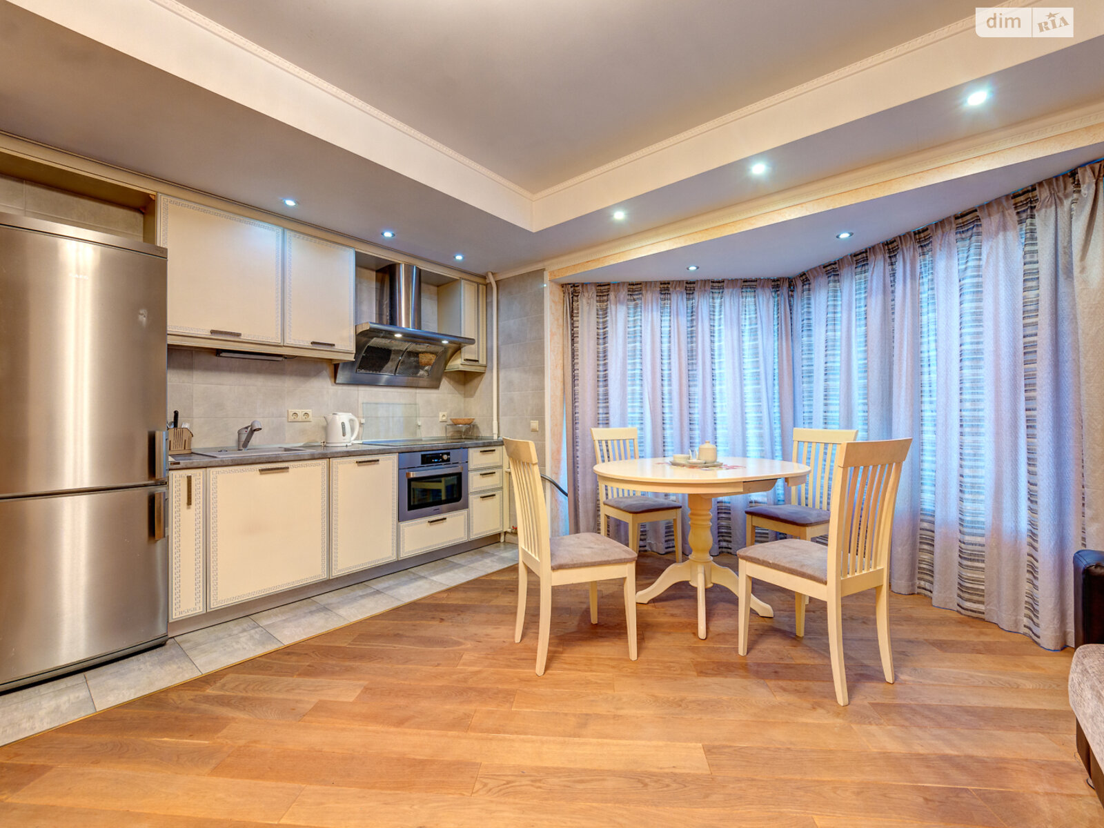 трикімнатна квартира в Києві, район Центр, на бул. Лесі Українки 2 в оренду на короткий термін подобово фото 1