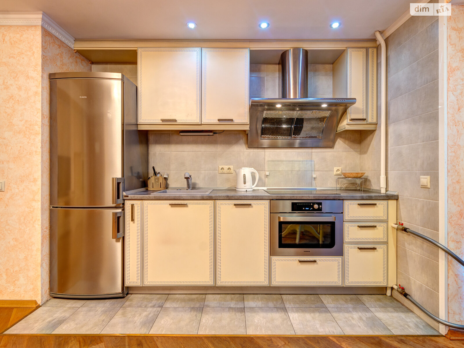 трикімнатна квартира в Києві, район Центр, на бул. Лесі Українки 2 в оренду на короткий термін подобово фото 1