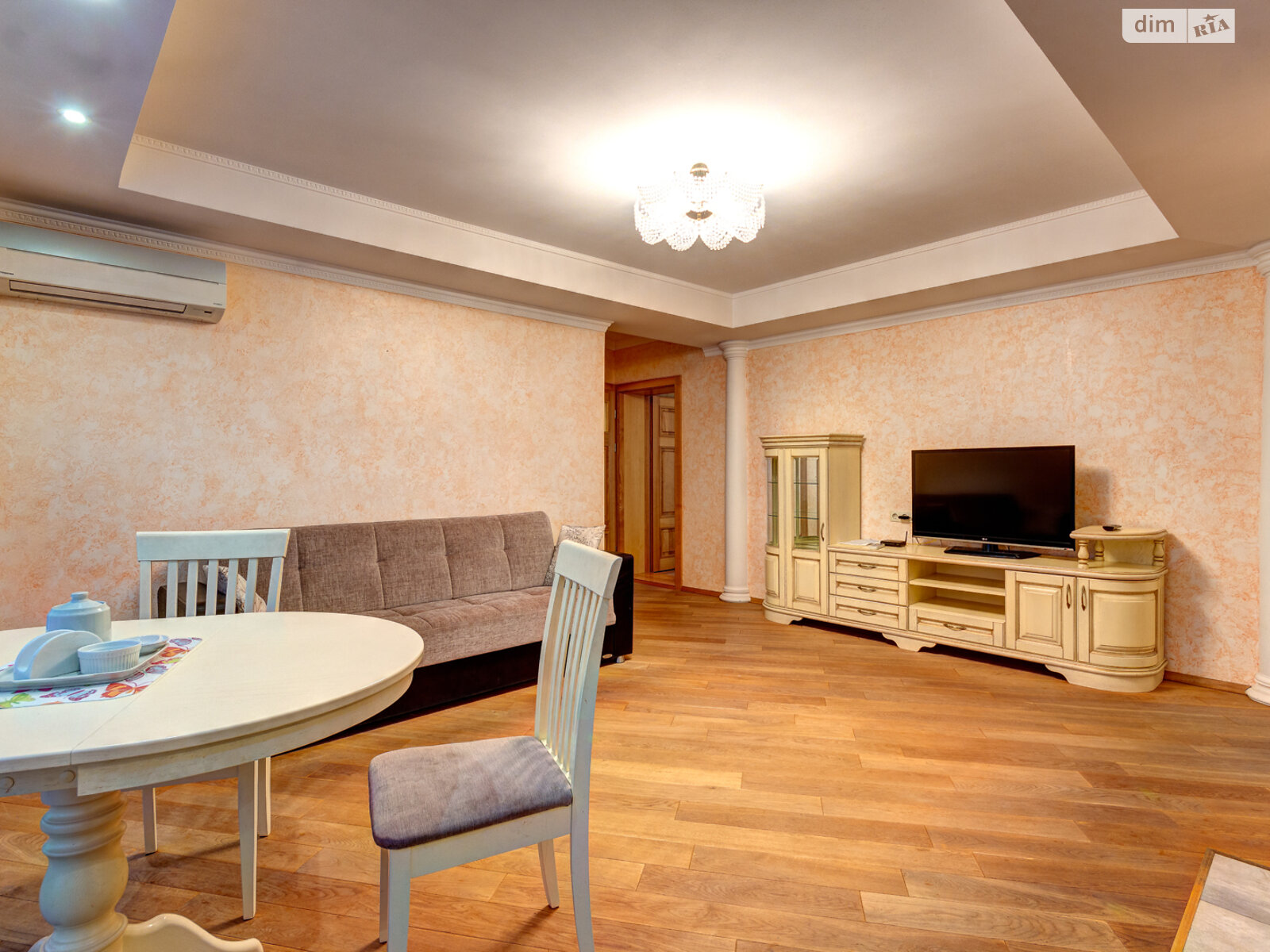 трикімнатна квартира в Києві, район Центр, на бул. Лесі Українки 2 в оренду на короткий термін подобово фото 1