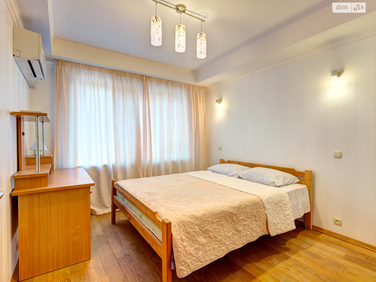 трикімнатна квартира в Києві, район Центр, на бул. Лесі Українки 2 в оренду на короткий термін подобово фото 1