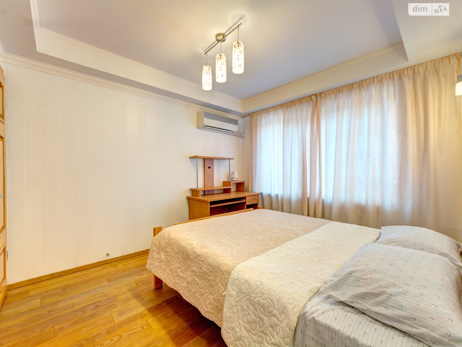трикімнатна квартира в Києві, район Центр, на бул. Лесі Українки 2 в оренду на короткий термін подобово фото 1