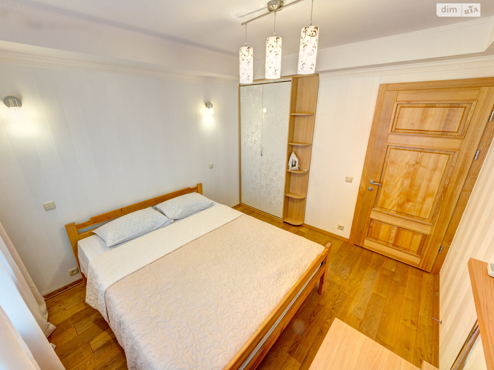 трикімнатна квартира в Києві, район Центр, на бул. Лесі Українки 2 в оренду на короткий термін подобово фото 1