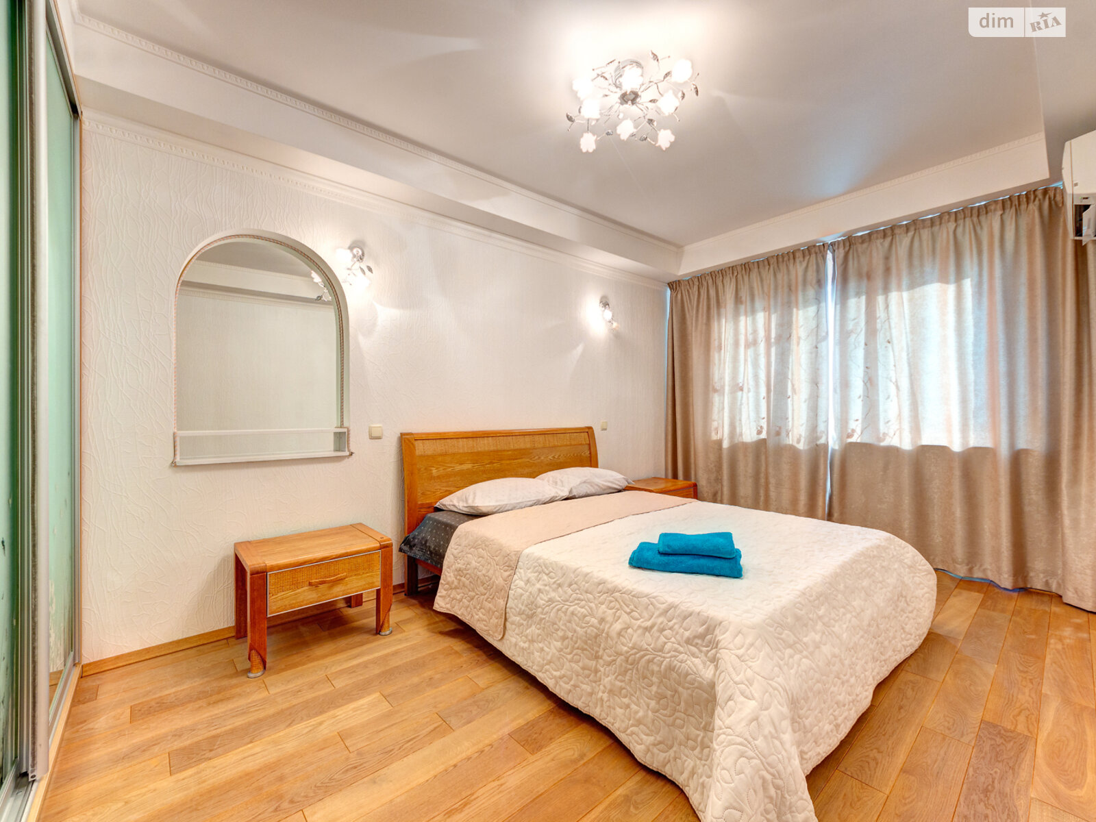 трикімнатна квартира в Києві, район Центр, на бул. Лесі Українки 2 в оренду на короткий термін подобово фото 1