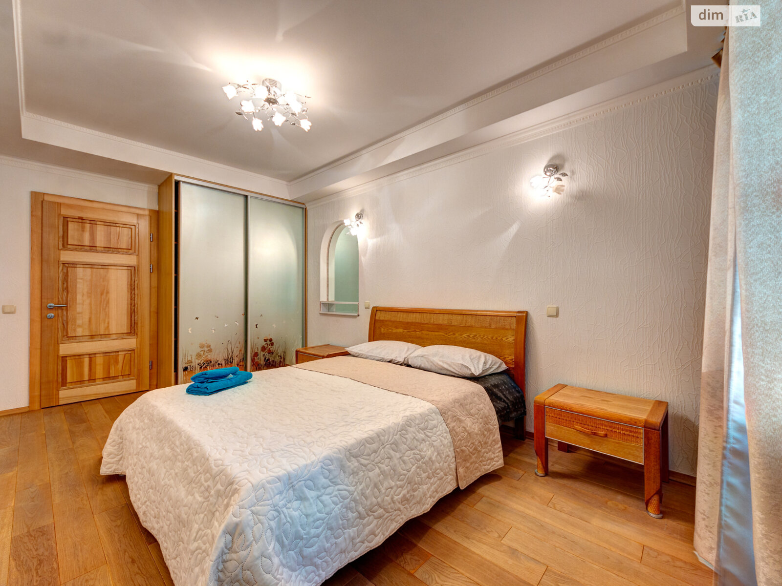 трикімнатна квартира в Києві, район Центр, на бул. Лесі Українки 2 в оренду на короткий термін подобово фото 1