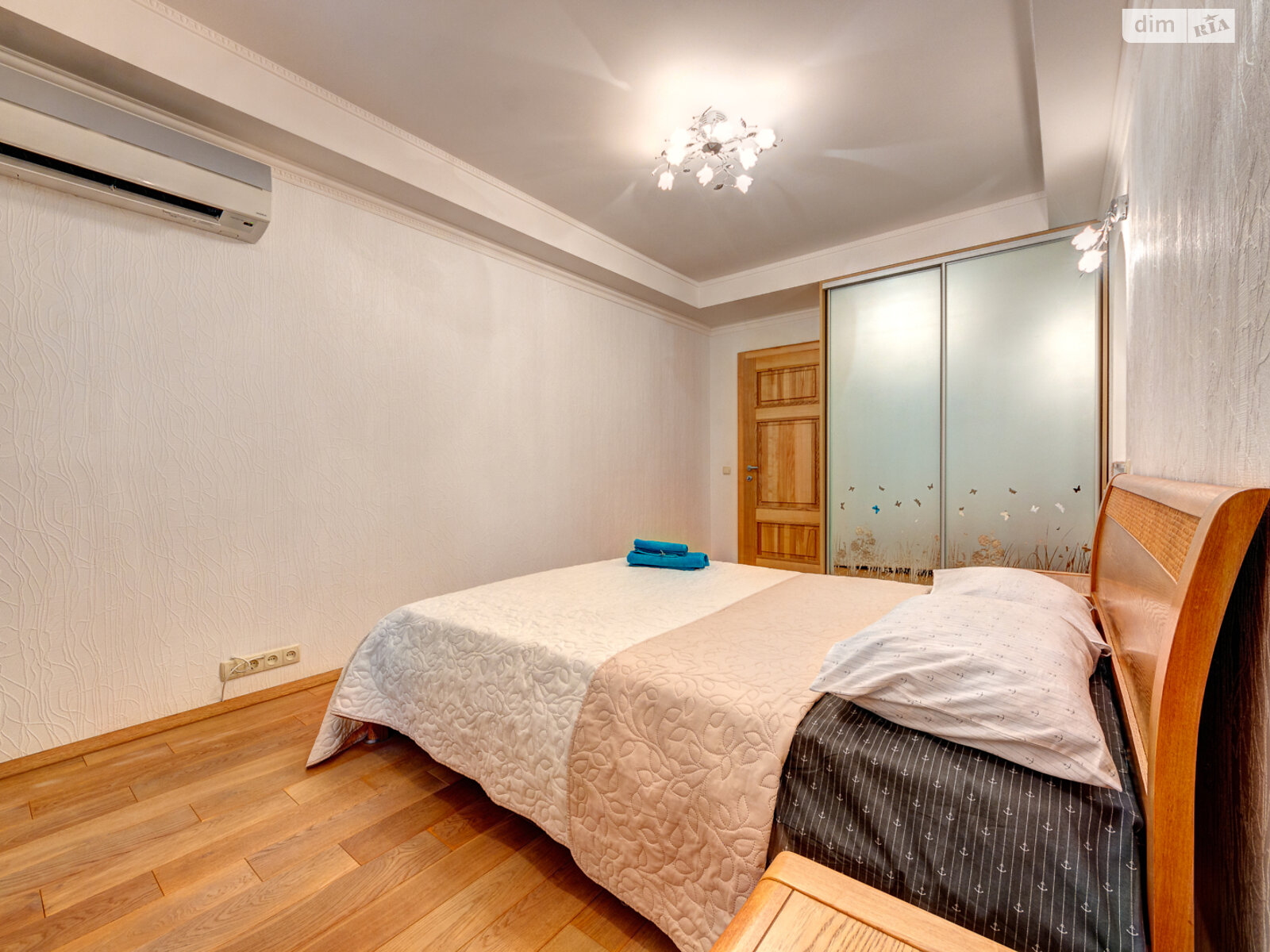 трикімнатна квартира в Києві, район Центр, на бул. Лесі Українки 2 в оренду на короткий термін подобово фото 1