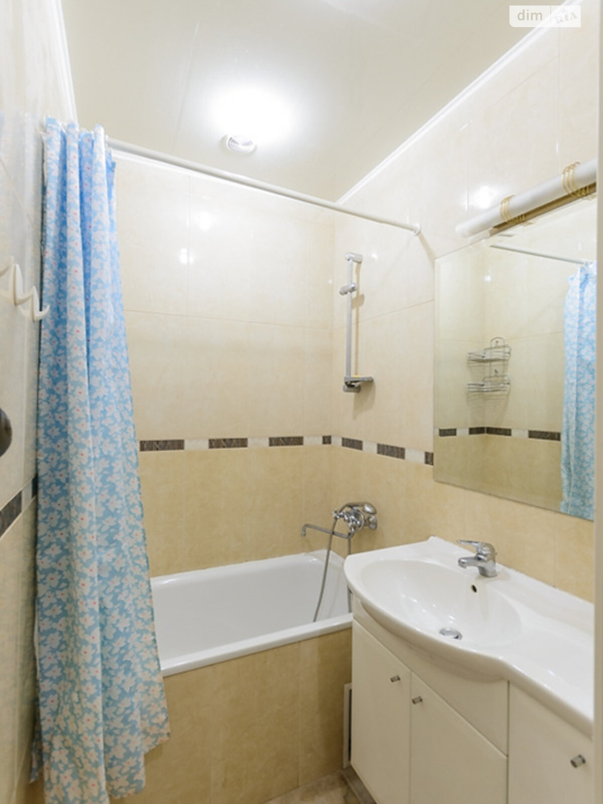 трикімнатна квартира в Києві, район Центр, на вул. Володимирська 51-53 в оренду на короткий термін подобово фото 1