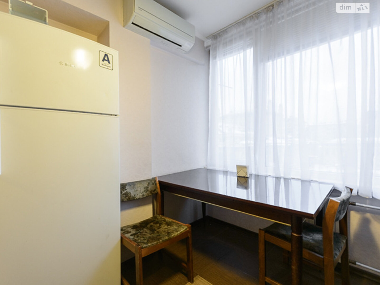 трикімнатна квартира в Києві, район Центр, на вул. Володимирська 51-53 в оренду на короткий термін подобово фото 1