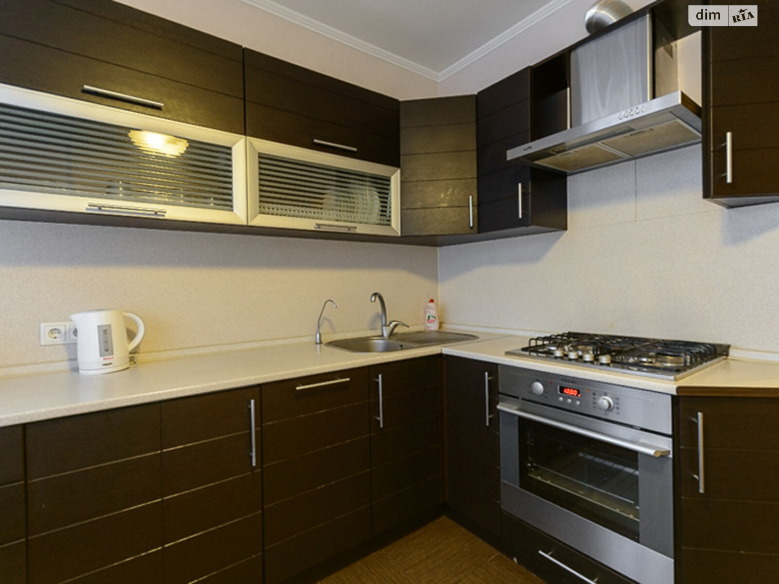 трикімнатна квартира в Києві, район Центр, на вул. Володимирська 51-53 в оренду на короткий термін подобово фото 1