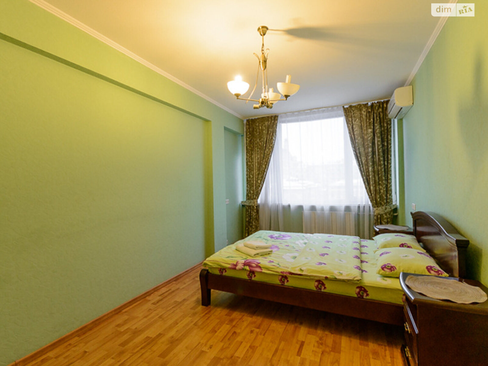 трикімнатна квартира в Києві, район Центр, на вул. Володимирська 51-53 в оренду на короткий термін подобово фото 1